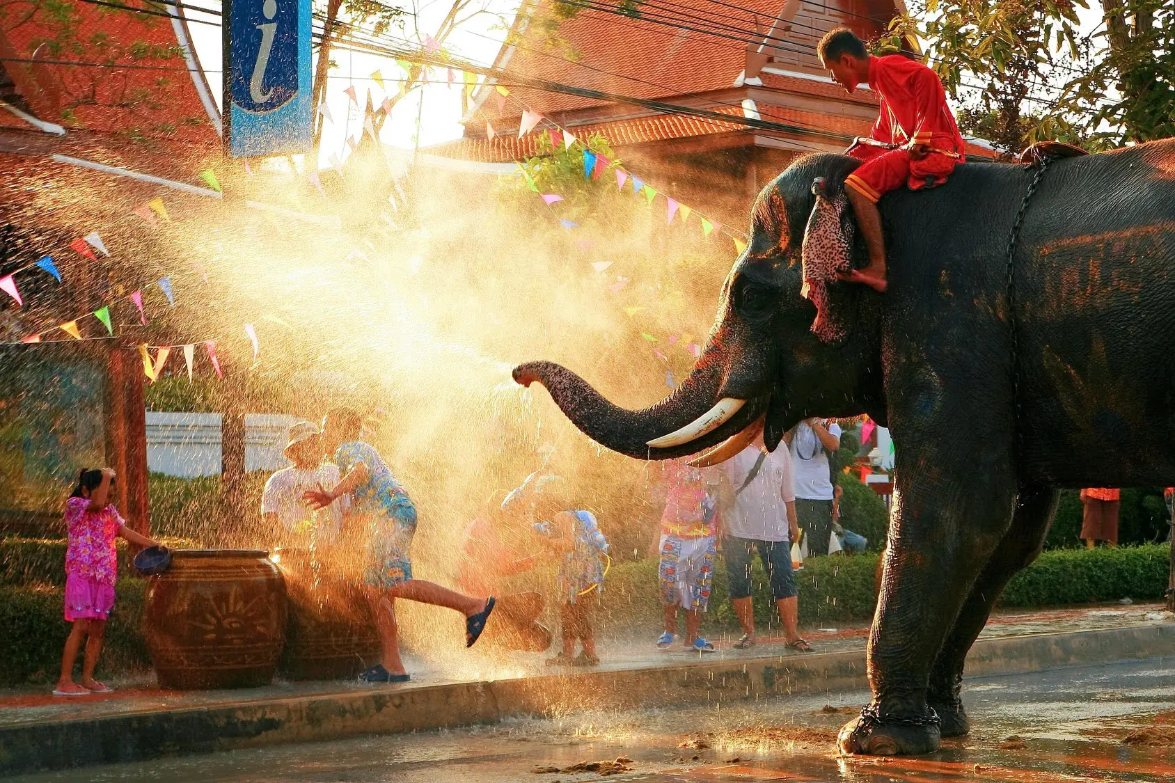 Songkran. Thailand celebrates its traditional New Year 3 Songkran Festival mit Elefant